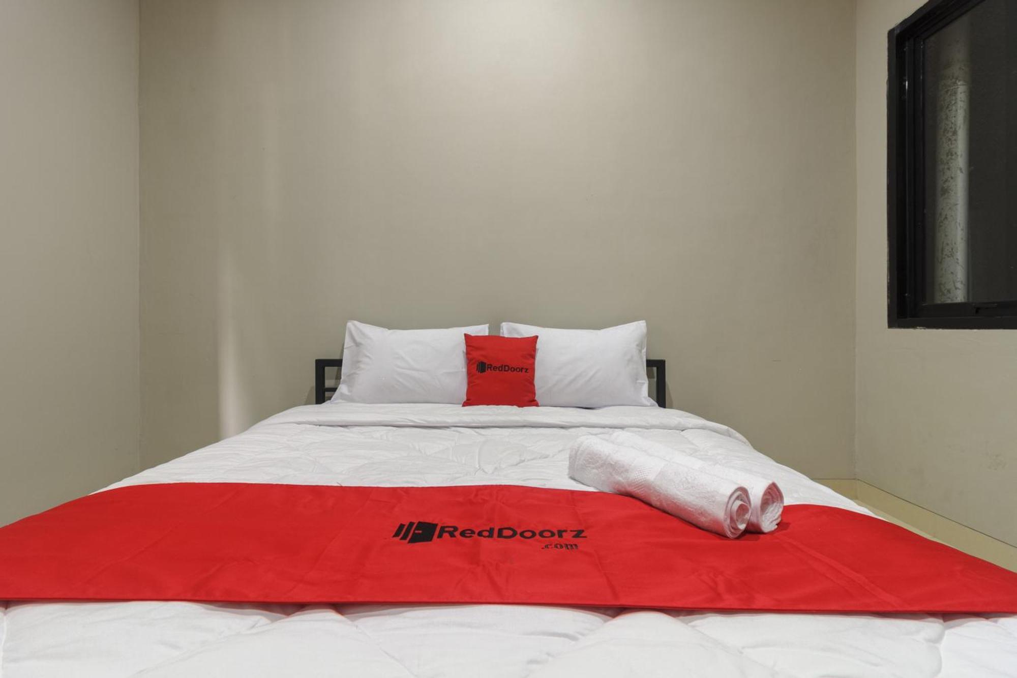 Reddoorz Near Puri Indah Mall Jakarta Exteriör bild