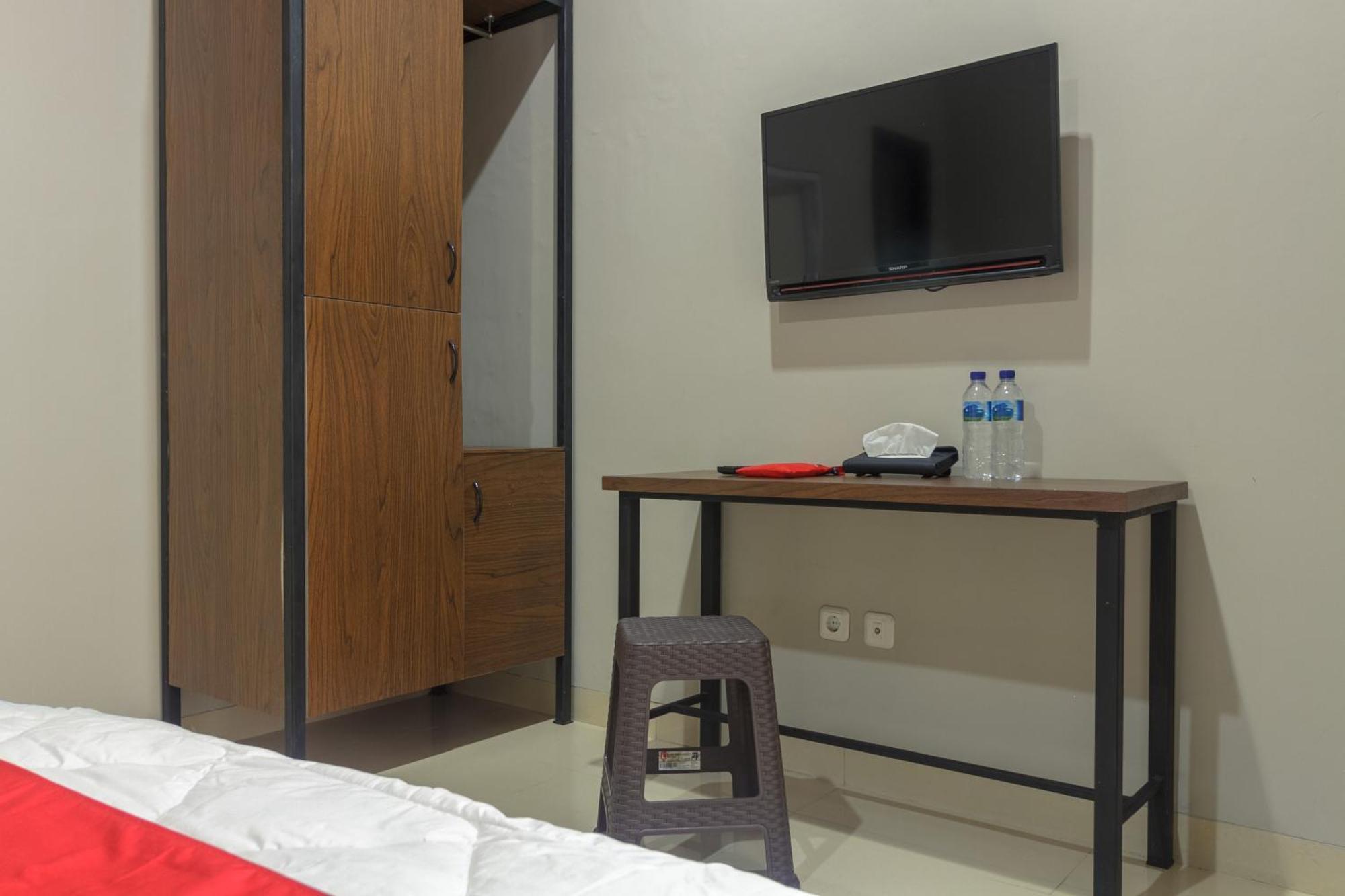 Reddoorz Near Puri Indah Mall Jakarta Exteriör bild