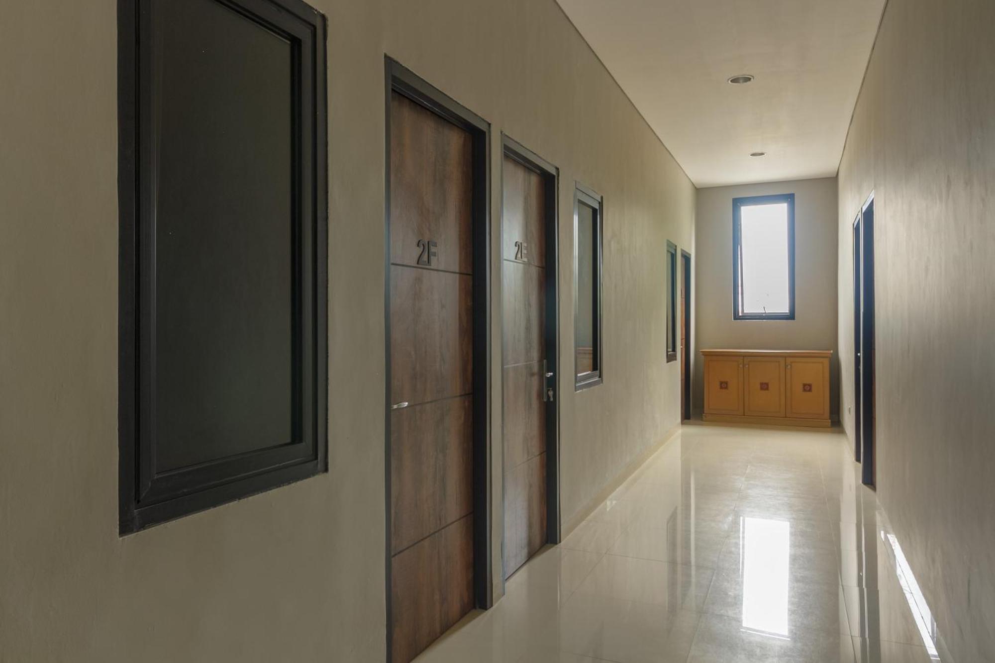Reddoorz Near Puri Indah Mall Jakarta Exteriör bild