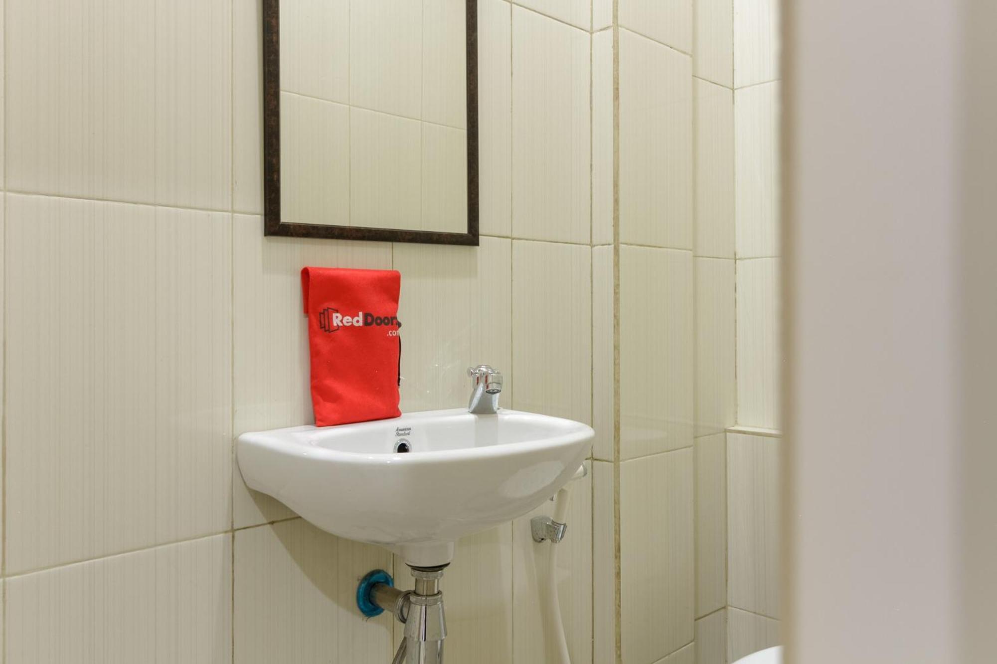 Reddoorz Near Puri Indah Mall Jakarta Exteriör bild
