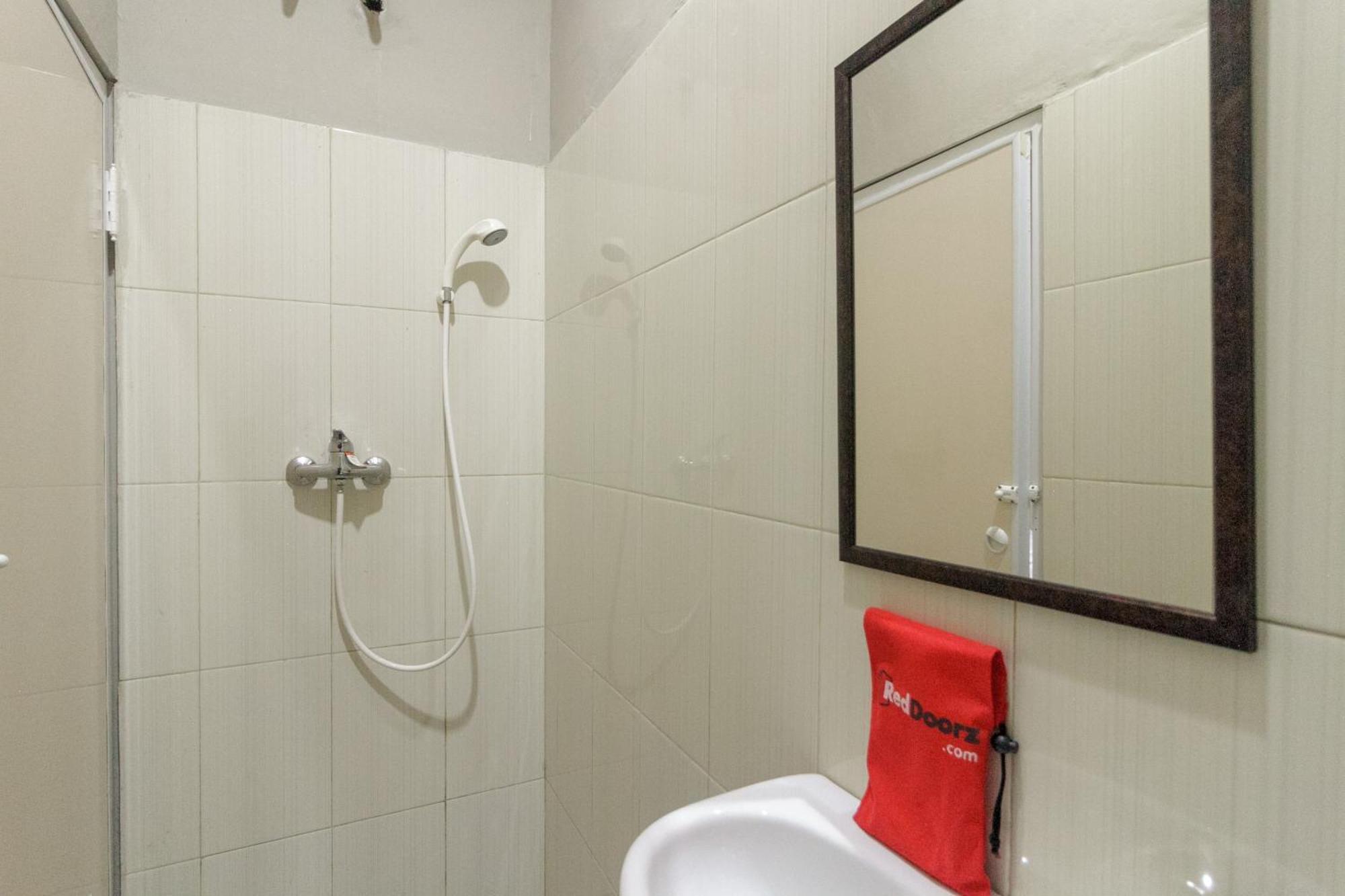 Reddoorz Near Puri Indah Mall Jakarta Exteriör bild