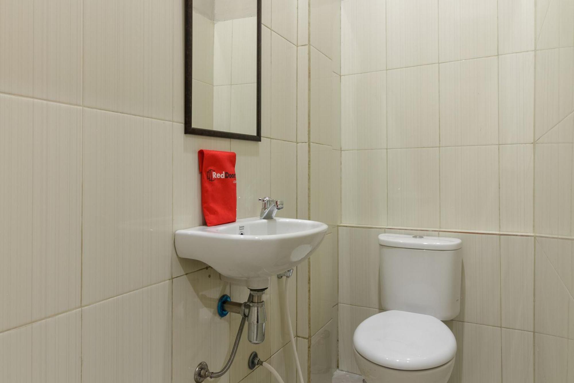 Reddoorz Near Puri Indah Mall Jakarta Exteriör bild