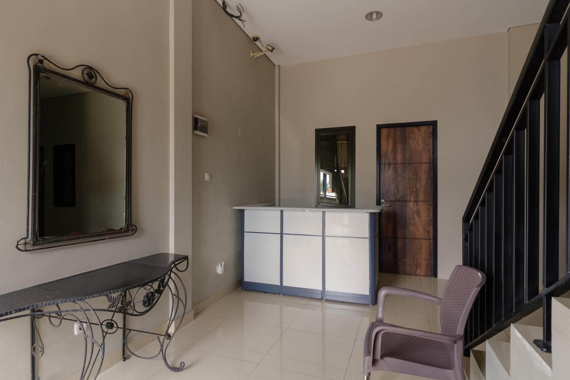 Reddoorz Near Puri Indah Mall Jakarta Exteriör bild