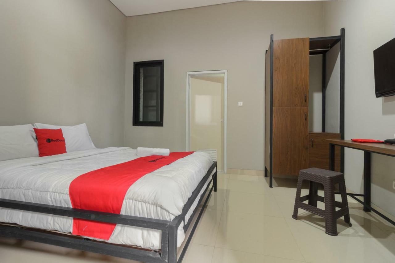 Reddoorz Near Puri Indah Mall Jakarta Exteriör bild
