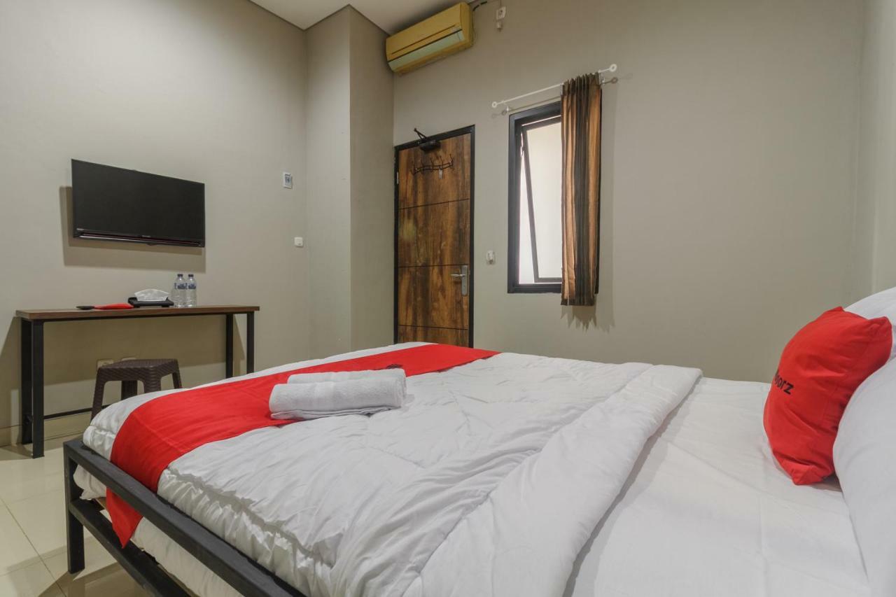 Reddoorz Near Puri Indah Mall Jakarta Exteriör bild