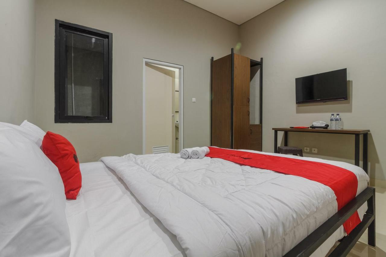 Reddoorz Near Puri Indah Mall Jakarta Exteriör bild